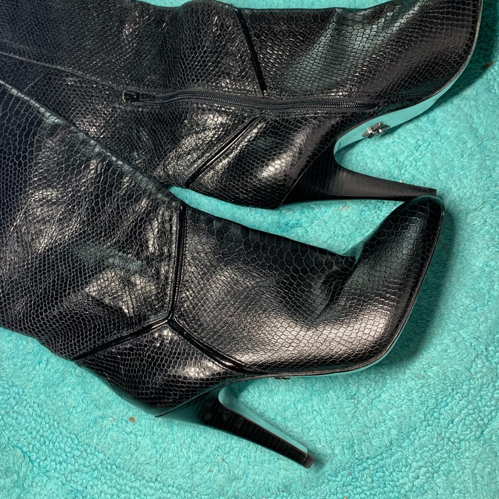 BCBGMAXAZRIA Women’s high boots